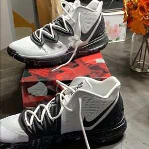 NIKE Kyrie 4 basketball shoes